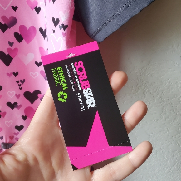 Small pink heart print scrub top - Picture 8 of 13